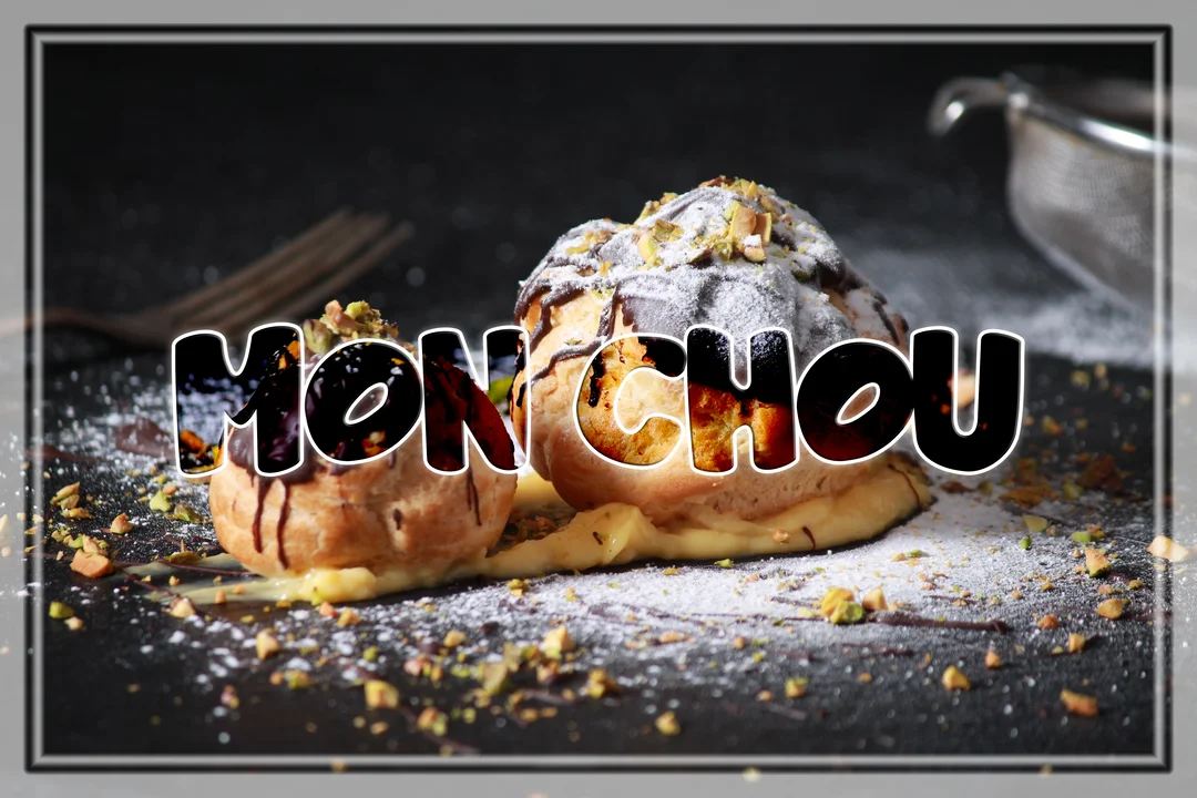 Deux choux à la crème nappés de chocolat, saupoudrés de sucre glace et de pistaches, avec le texte 'Mon Chou'.