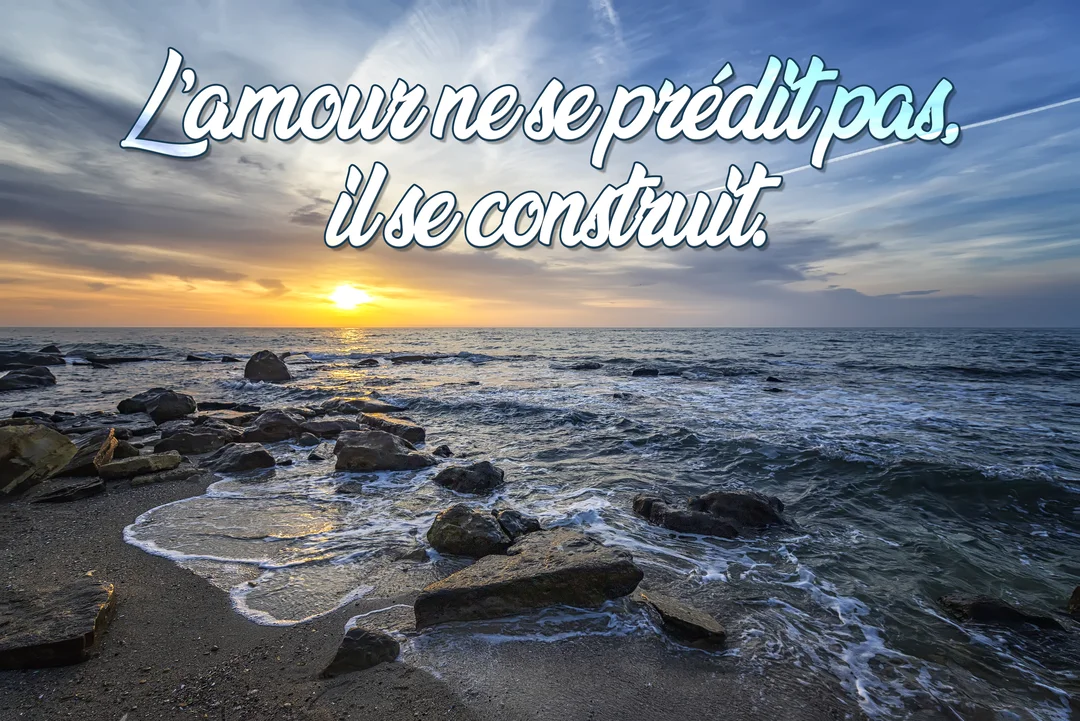Un paysage marin au crépuscule avec un soleil bas, des rochers sur la plage et une citation sur l'amour superposée.