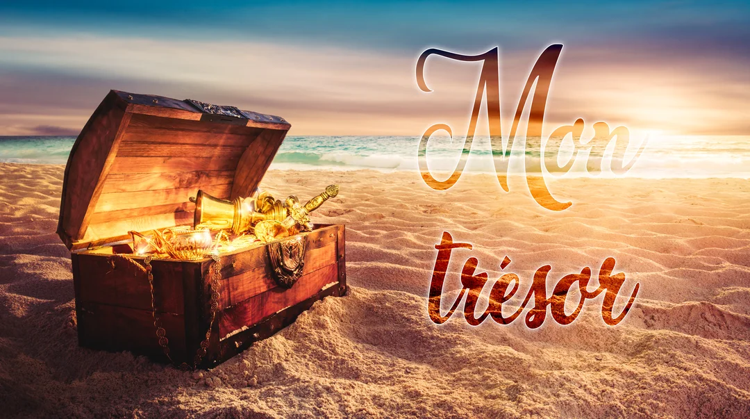 Un coffre en bois ouvert, débordant de pièces d'or et de bijoux, est posé sur le sable d'une plage face à l'océan au crépuscule.