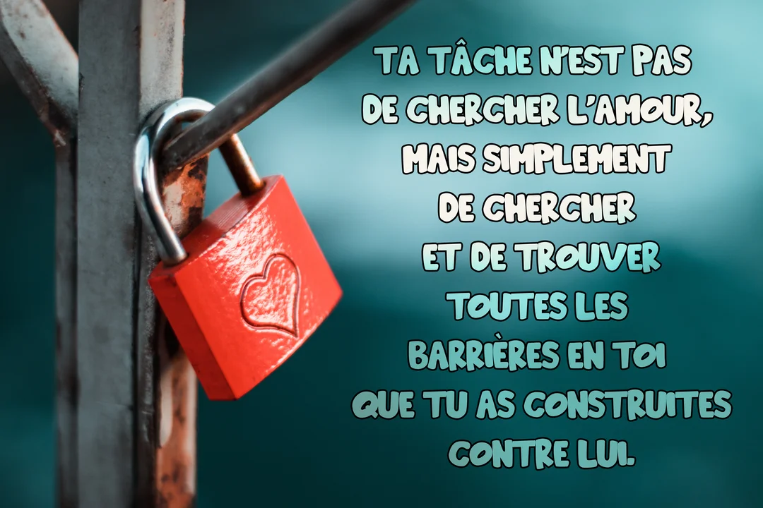 Un cadenas rouge vif gravé d'un cœur est accroché à une grille métallique, sur un fond bleu-vert flouté avec un texte poétique.