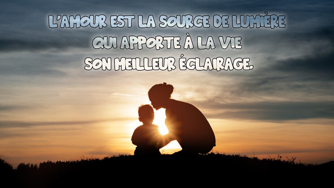 Silhouettes noires d'une femme et d'un enfant assis sur une colline, se faisant face devant un coucher de soleil aux teintes orangées.