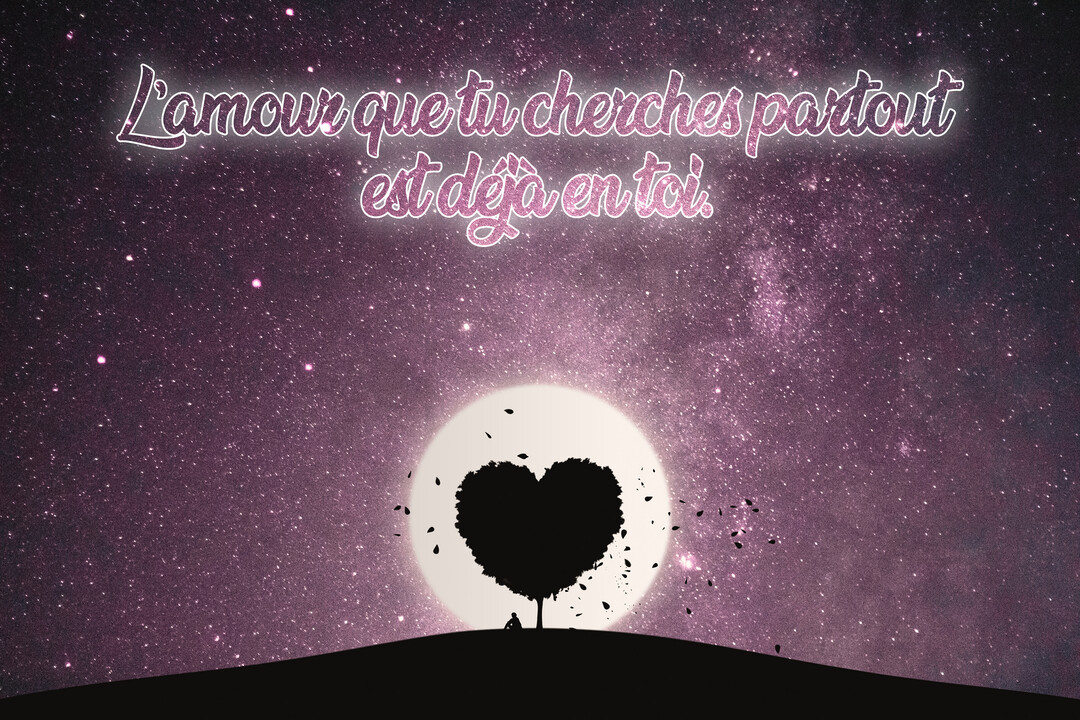 Sur une colline, la silhouette d'une personne est assise sous un arbre en forme de cœur, devant une pleine lune et un ciel nocturne étoilé.