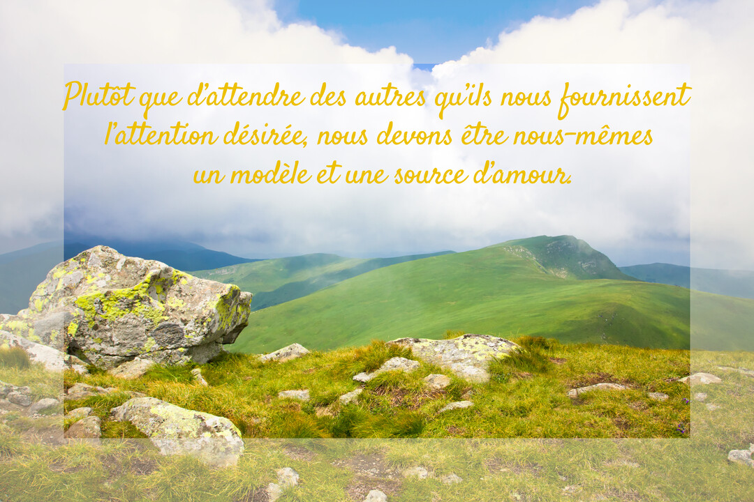 Un paysage de collines verdoyantes sous un ciel nuageux, avec une citation sur l'amour de soi superposée au centre de la carte.