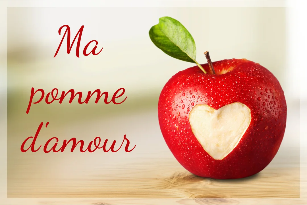 Une pomme rouge brillante, couverte de gouttelettes d'eau, est posée sur une table en bois avec un cœur gravé dans sa chair.