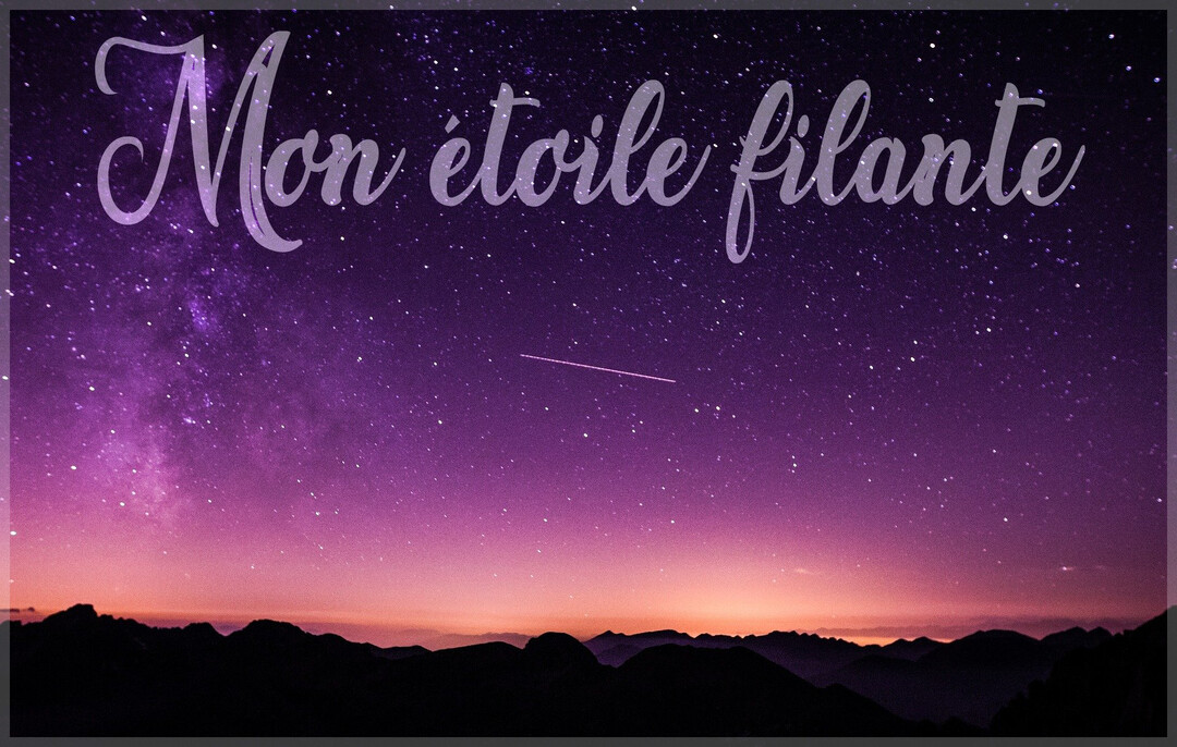 Un ciel nocturne spectaculaire, dégradé du violet au rose, est parsemé d'étoiles et traversé par une étoile filante au-dessus de montagnes sombres.