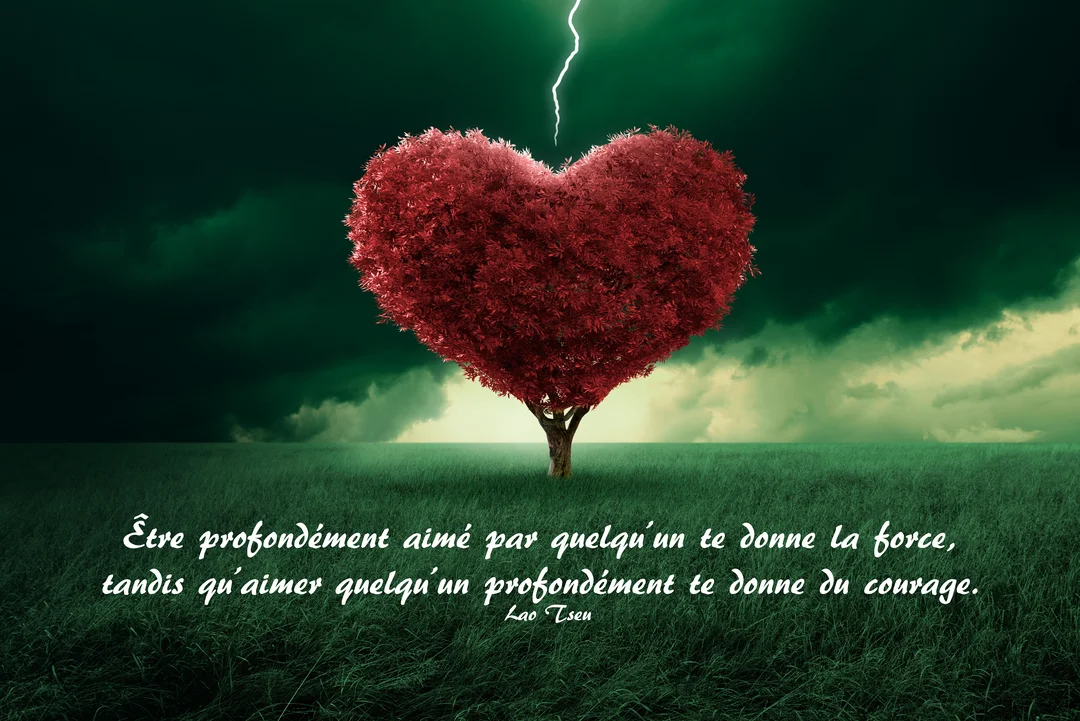 Un arbre majestueux dont le feuillage rouge forme un cœur parfait se dresse seul dans une prairie verte, sous un ciel orageux d'où jaillit un éclair.