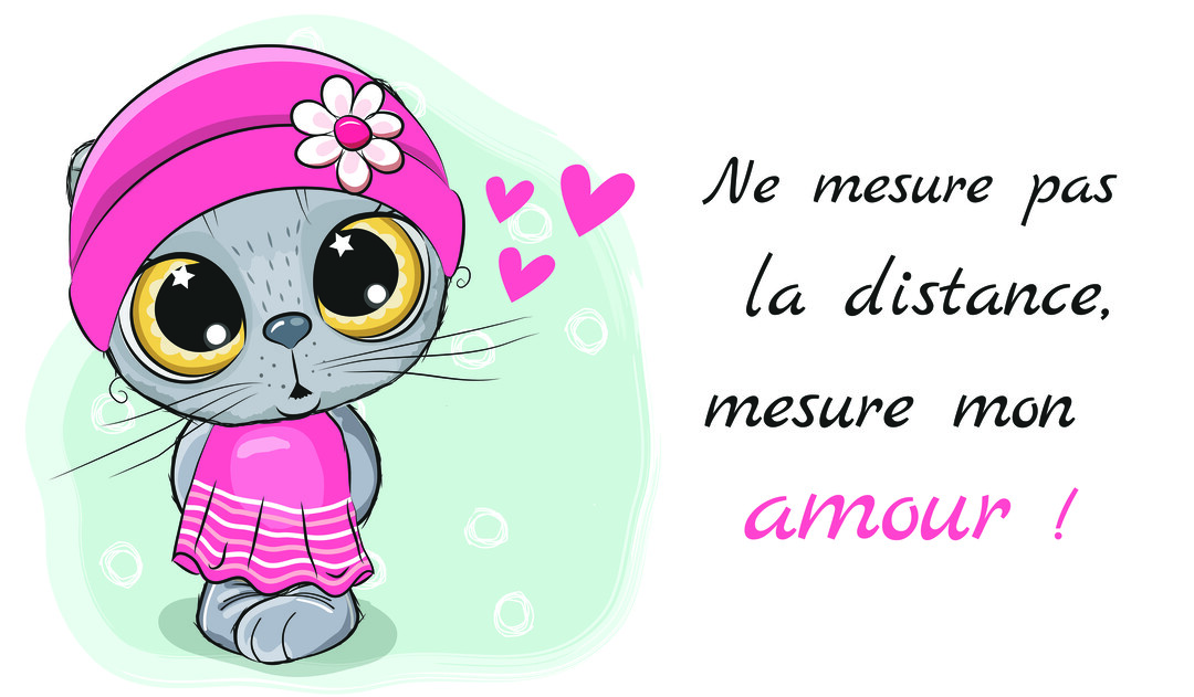 Un adorable chaton gris aux grands yeux étoilés, vêtu de rose, illustre une carte tendre sur l'amour à distance, accompagnée de petits cœurs.