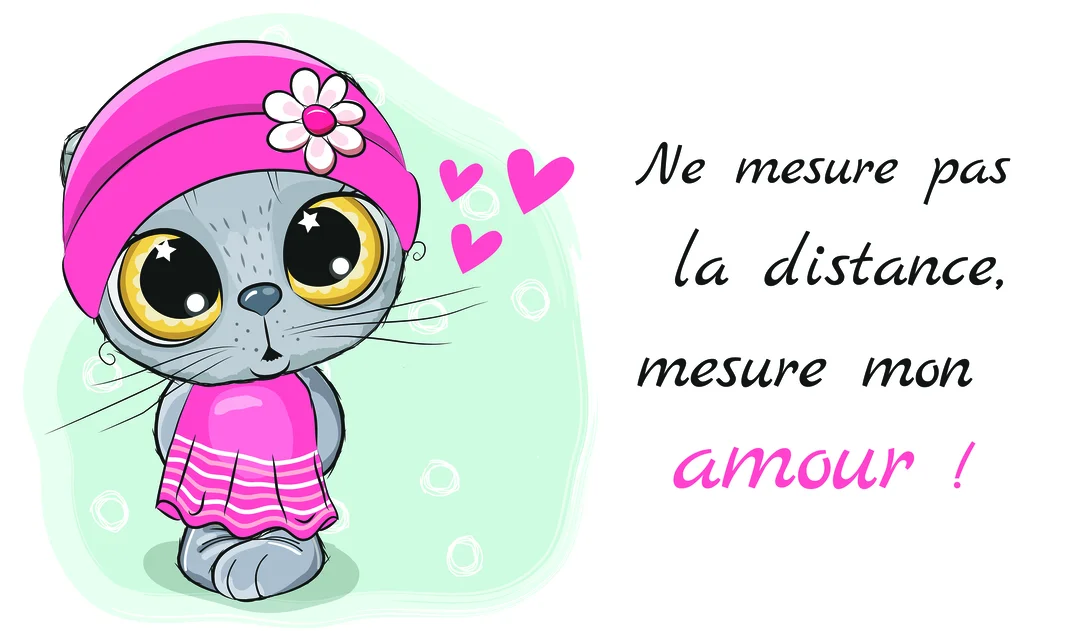 Un adorable chaton gris aux grands yeux étoilés, vêtu de rose, illustre une carte tendre sur l'amour à distance, accompagnée de petits cœurs.