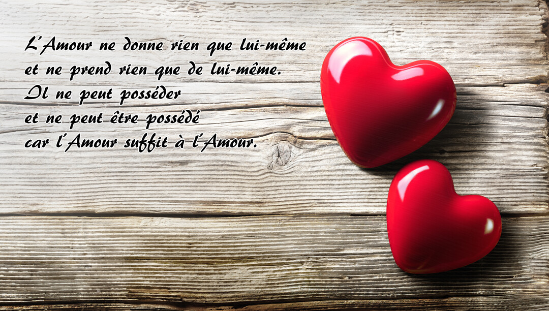 Sur un fond de planches de bois clair, deux cœurs rouges brillants sont posés à côté d'un texte poétique calligraphié en noir.