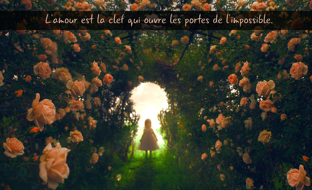 Une fillette en robe blanche se tient devant une arche de rosiers en fleurs formant un trou de serrure lumineux et magique.