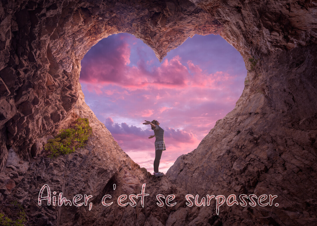 Vue depuis une grotte, une silhouette de femme contemple un ciel crépusculaire rose à travers une ouverture en forme de cœur.