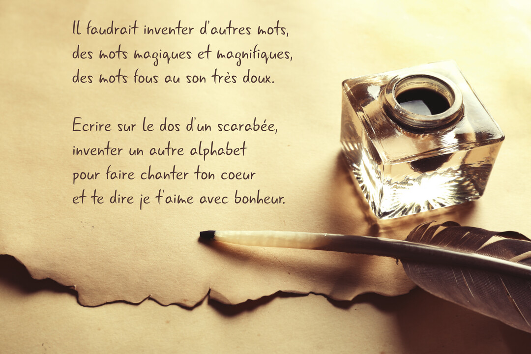Un poème d'amour est calligraphié sur un parchemin vieilli, à côté d'une plume d'oie et d'un encrier en verre rempli d'encre noire.
