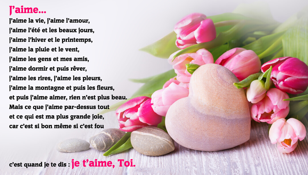 Un cœur en pierre est posé devant un bouquet de tulipes roses, sur une surface en bois, avec un poème d'amour écrit à gauche.