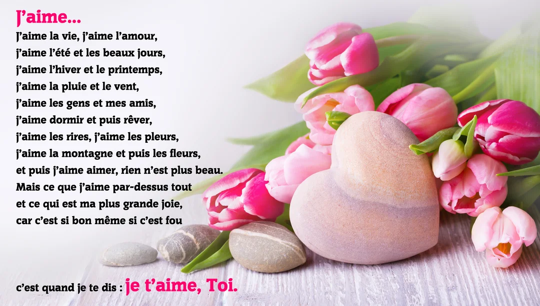 Un cœur en pierre est posé devant un bouquet de tulipes roses, sur une surface en bois, avec un poème d'amour écrit à gauche.