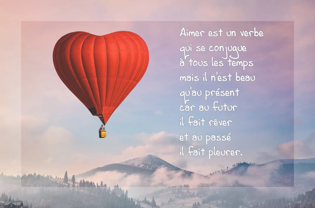 Une montgolfière rouge en forme de cœur survole un paysage montagneux brumeux, à côté d'une citation poétique sur l'amour au présent.