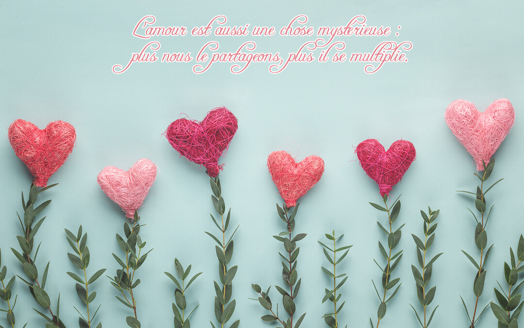 Une composition poétique montrant six fleurs dont les têtes sont des cœurs en fil rose et rouge, sur fond bleu clair avec un texte.