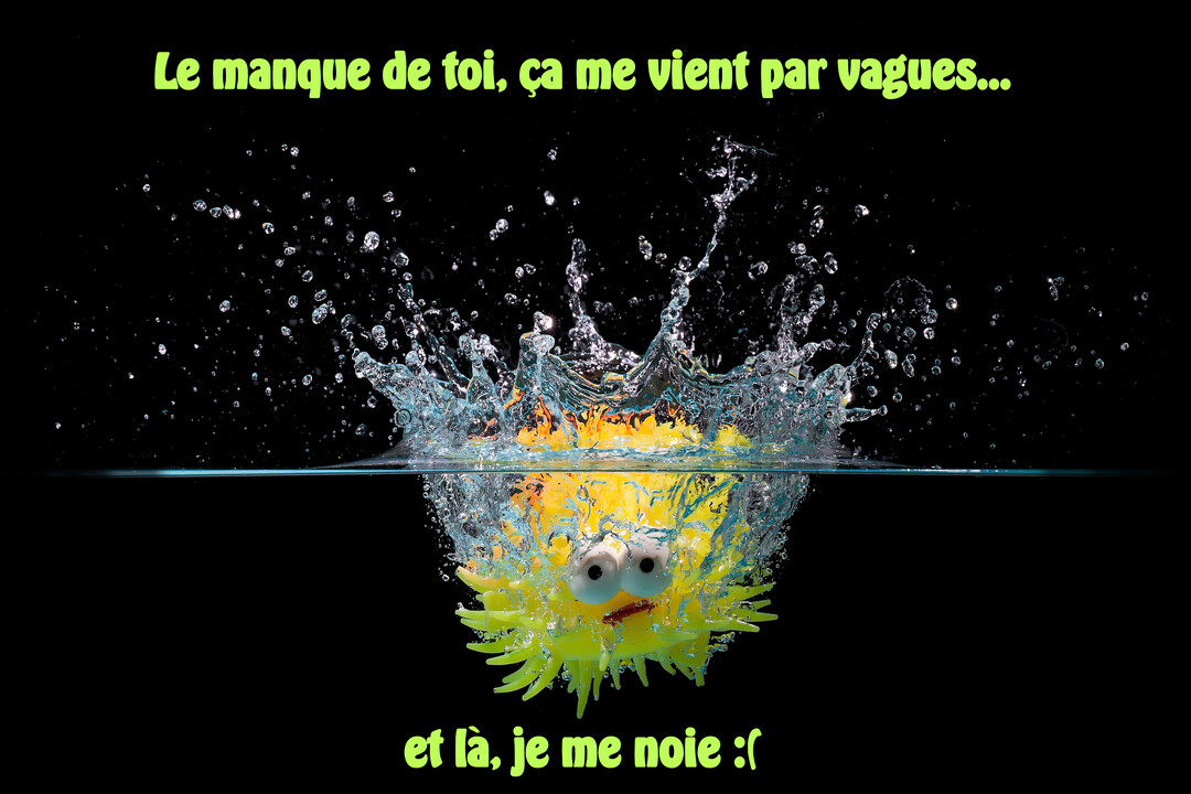 Sur fond noir, un jouet jaune en forme de poisson-globe coule dans l'eau, créant une éclaboussure, avec un texte sur le manque.