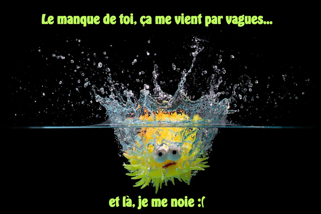Sur fond noir, un jouet jaune en forme de poisson-globe coule dans l'eau, créant une éclaboussure, avec un texte sur le manque.
