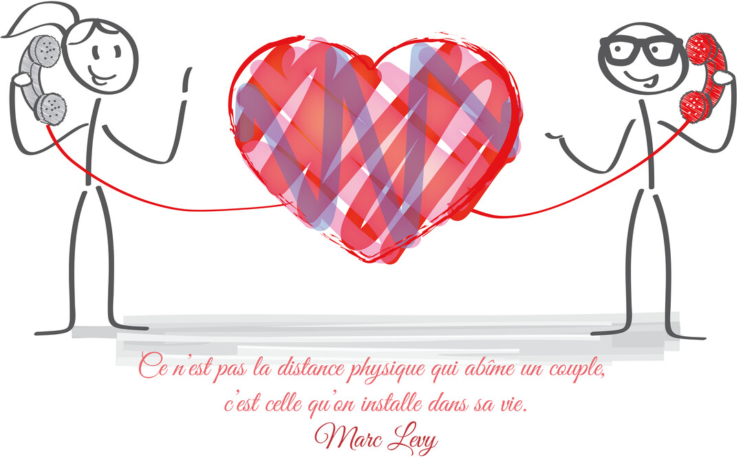 Un homme et une femme dessinés en bâtons se téléphonent, le fil de leurs appareils formant un grand cœur rouge entre eux.