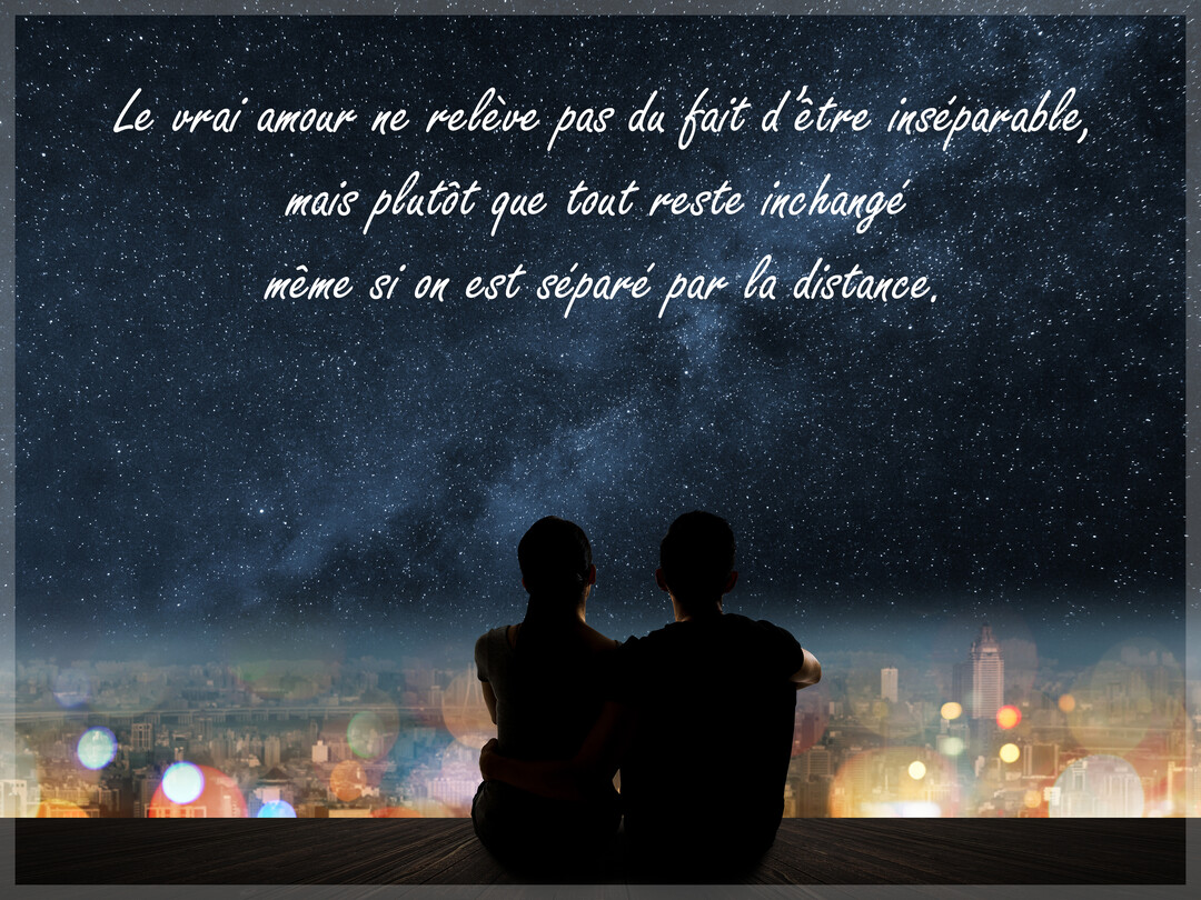 Vue de dos, la silhouette d'un couple assis contemple une ville de nuit sous une voie lactée, avec une citation sur l'amour.