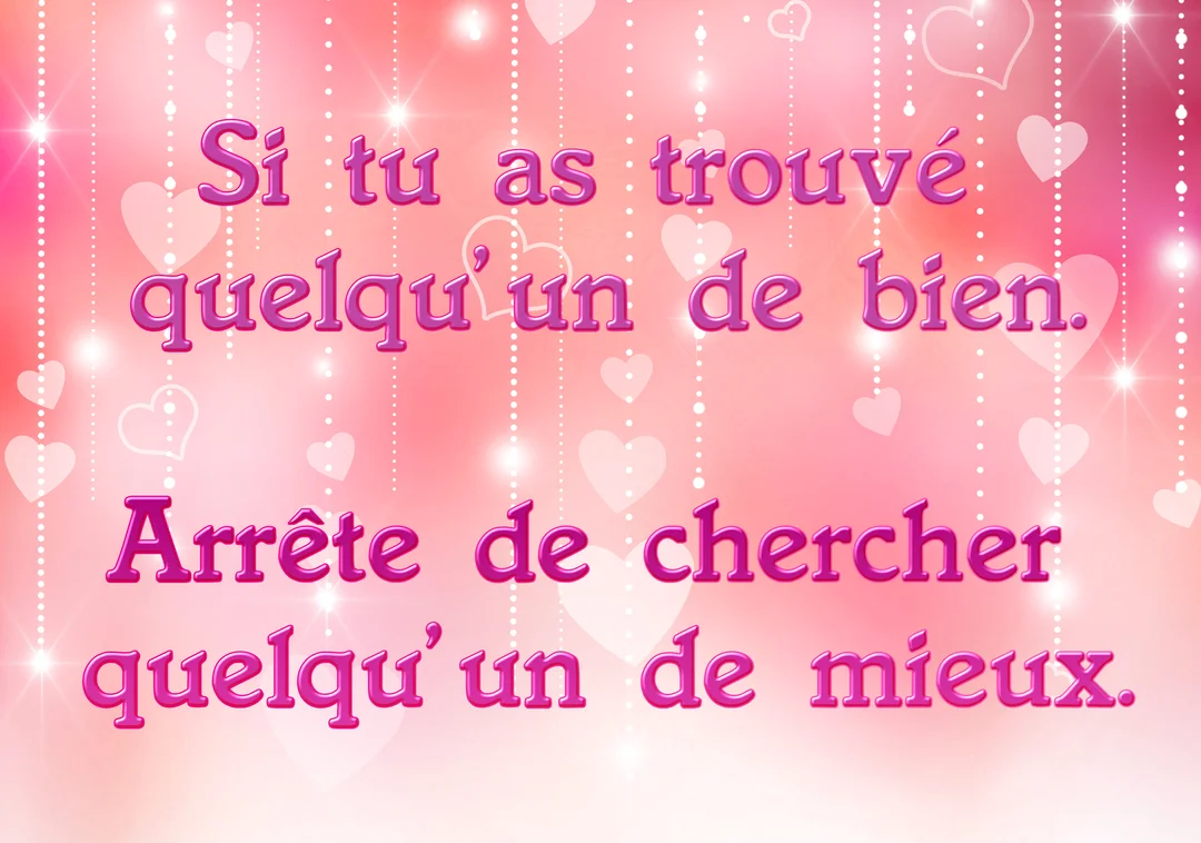 Une citation d'amour en lettres magenta est écrite sur un fond rose dégradé, décoré de cœurs blancs, d'étoiles et de guirlandes lumineuses.