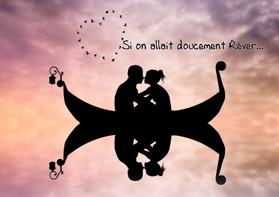 En silhouette, un couple sur le point de s'embrasser sur une barque stylisée, avec leur reflet, sous un ciel crépusculaire rose.