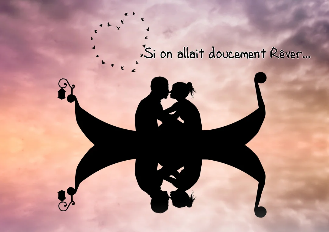 En silhouette, un couple sur le point de s'embrasser sur une barque stylisée, avec leur reflet, sous un ciel crépusculaire rose.