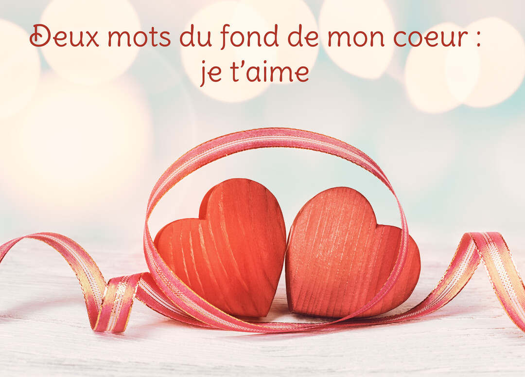 Deux cœurs rouges en bois sont posés sur une table blanche et entourés d'un ruban, sur un fond lumineux et flou.