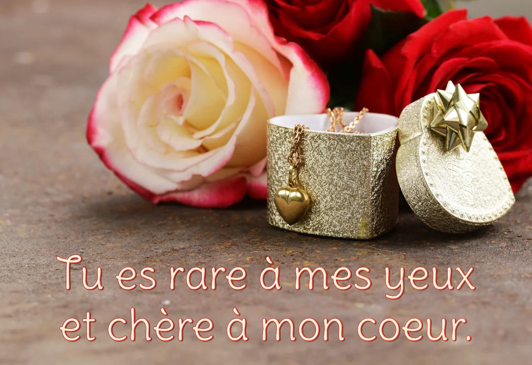 Une composition romantique montrant une boîte cadeau dorée en forme de cœur avec un collier, posée à côté de roses rouges et bicolores.