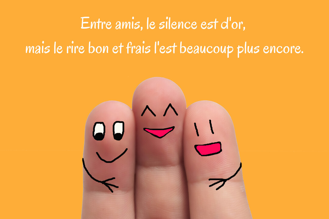Sur un fond uni orange, trois doigts humains rapprochés ont des visages joyeux dessinés dessus, évoquant une bande d'amis complices et heureux.