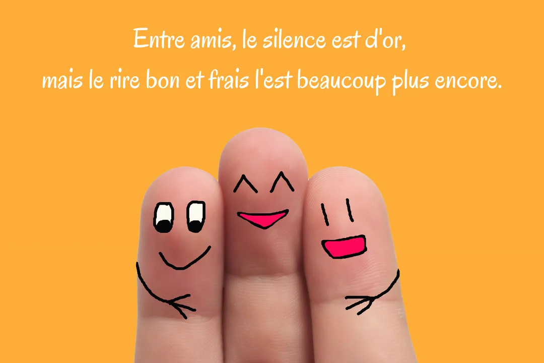 Sur un fond uni orange, trois doigts humains rapprochés ont des visages joyeux dessinés dessus, évoquant une bande d'amis complices et heureux.
