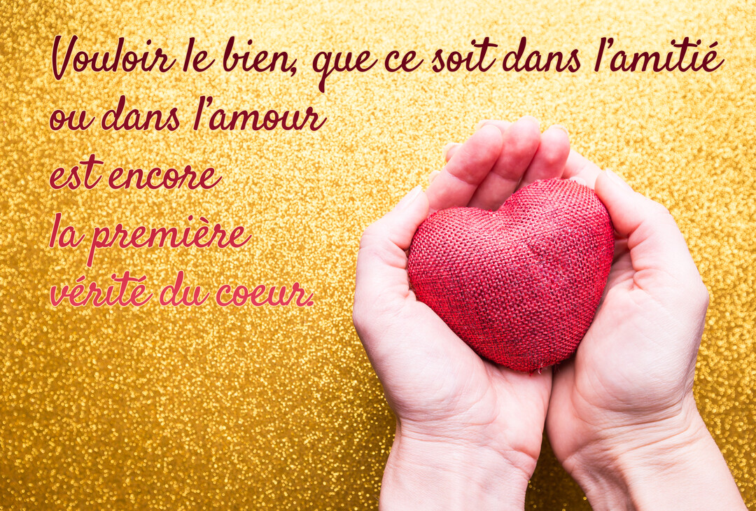 Sur un fond doré pailleté, des mains en coupe présentent un cœur rouge texturé, accompagné d'un texte poétique sur l'amitié et l'amour.