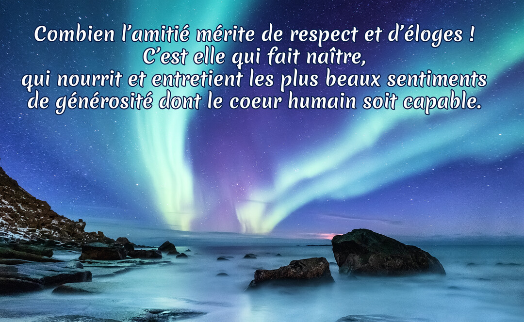 Paysage nocturne d'une côte rocheuse sous un ciel étoilé illuminé par une aurore boréale aux teintes vertes et violettes.