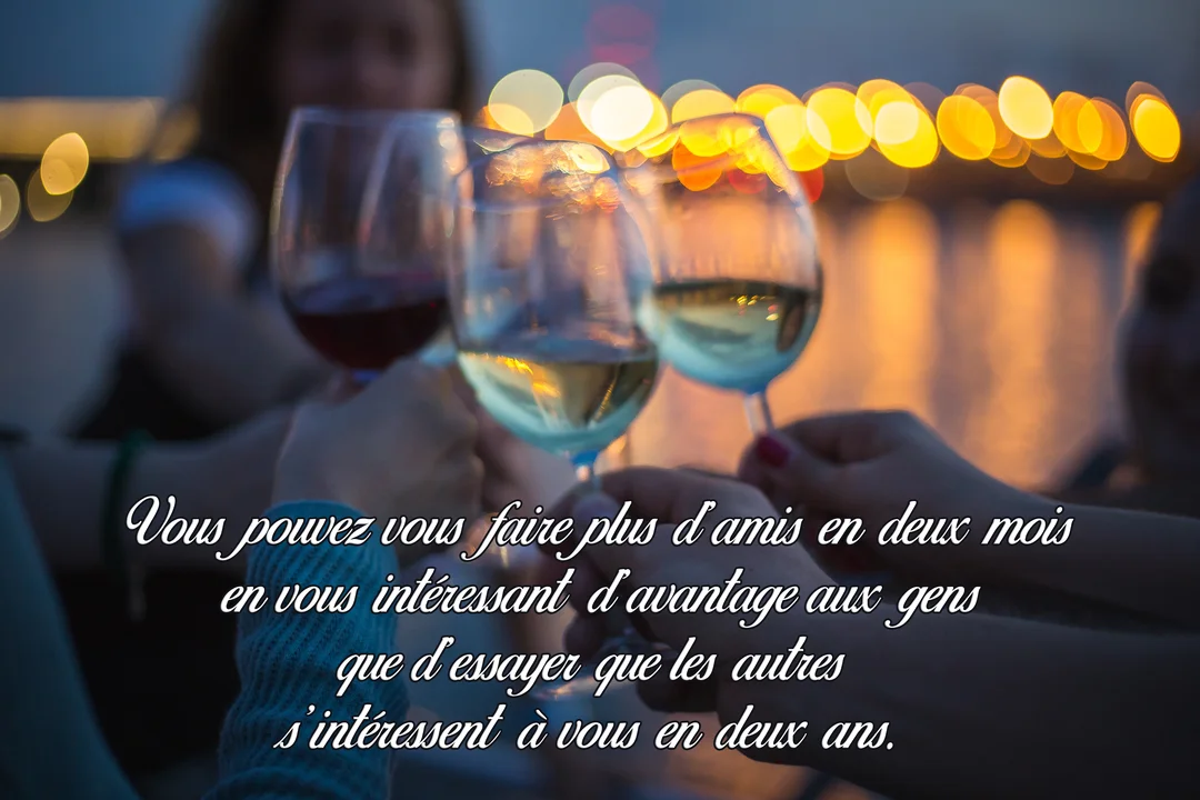 Gros plan sur plusieurs verres de vin qui s'entrechoquent, tenus par des amis, avec des lumières de ville floues en arrière-plan.