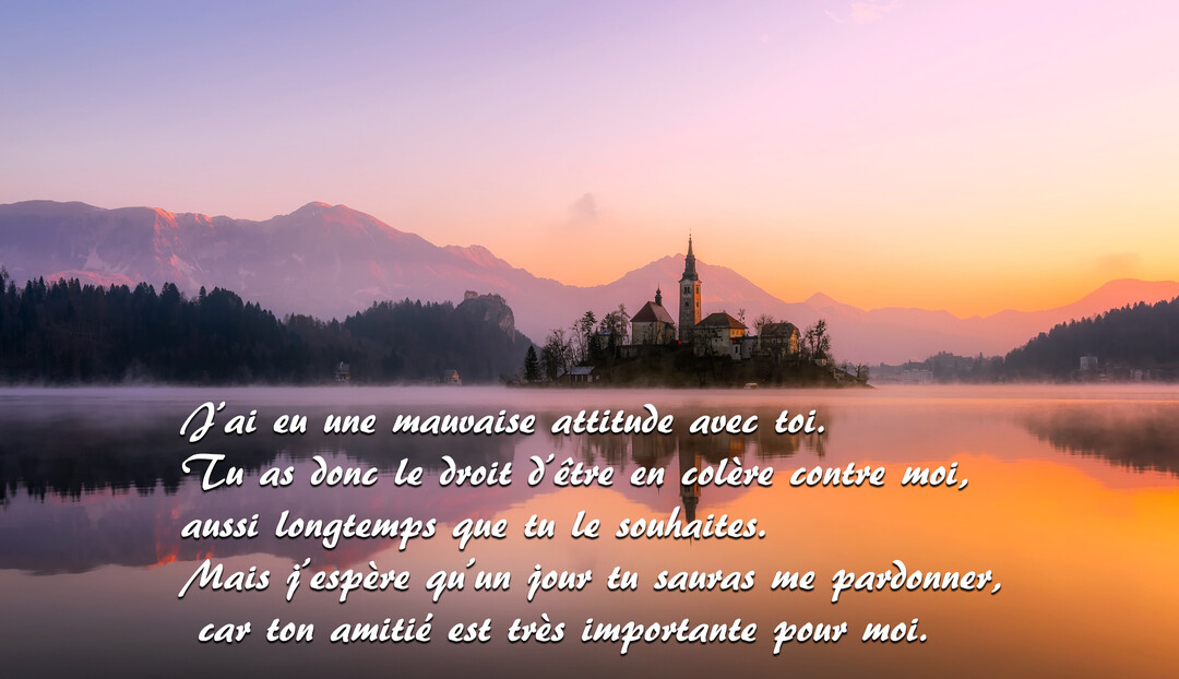 Vue panoramique d'un lac brumeux au crépuscule, avec une petite île abritant une église, et des montagnes se reflétant dans l'eau calme.