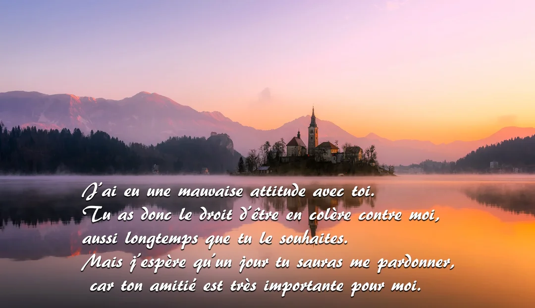 Vue panoramique d'un lac brumeux au crépuscule, avec une petite île abritant une église, et des montagnes se reflétant dans l'eau calme.