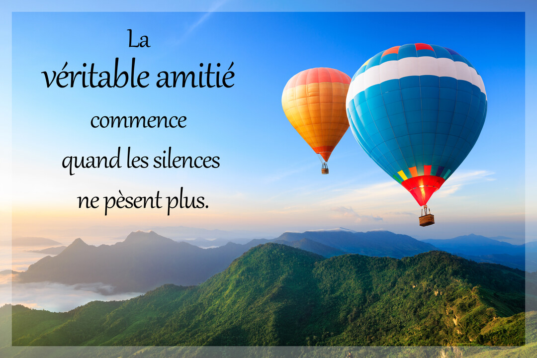 Deux montgolfières colorées flottent dans un ciel bleu au-dessus de montagnes verdoyantes, avec une citation sur l'amitié superposée sur la gauche.