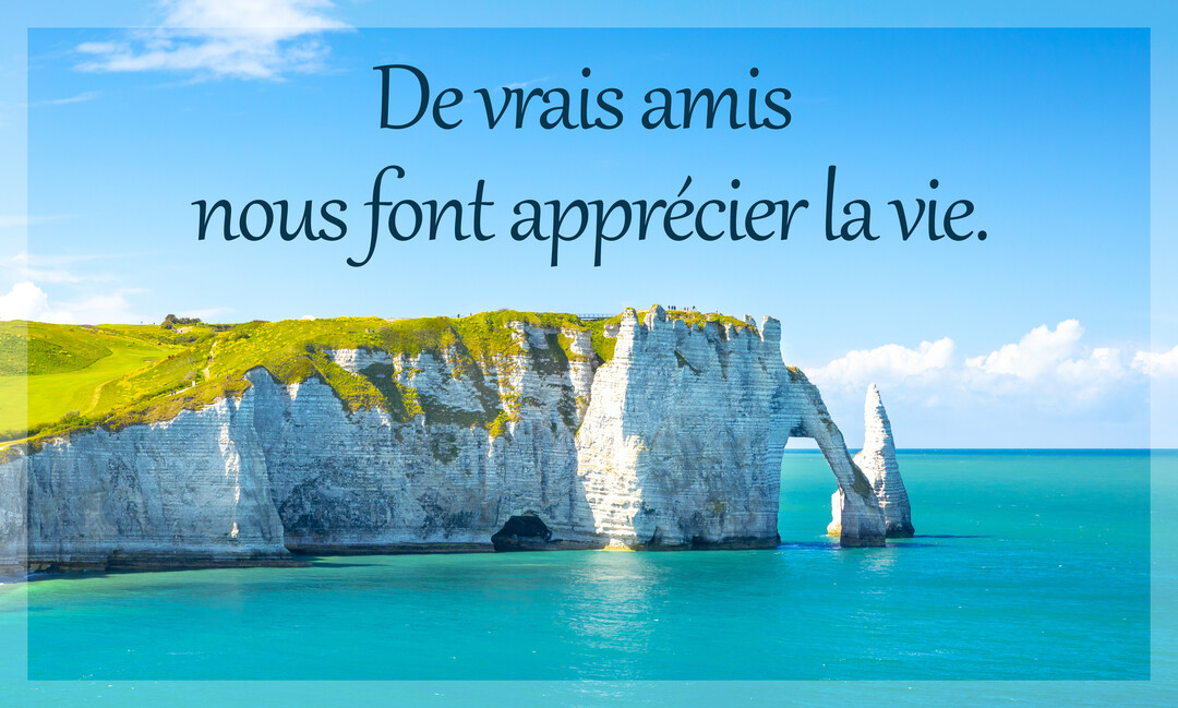 Paysage des falaises blanches d'Étretat avec une arche naturelle plongeant dans une mer turquoise, sous un ciel bleu parsemé de quelques nuages.