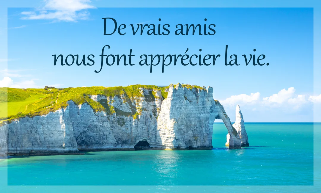 Paysage des falaises blanches d'Étretat avec une arche naturelle plongeant dans une mer turquoise, sous un ciel bleu parsemé de quelques nuages.