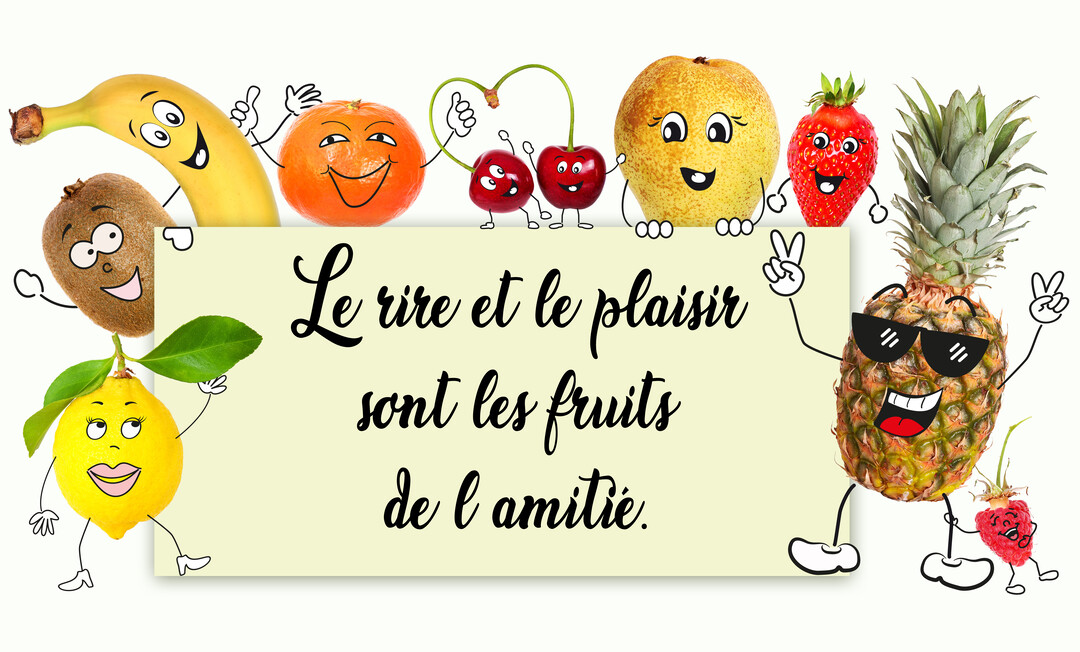 Une joyeuse troupe de fruits anthropomorphes avec des visages souriants tient une bannière célébrant l'amitié sur un fond blanc uni.