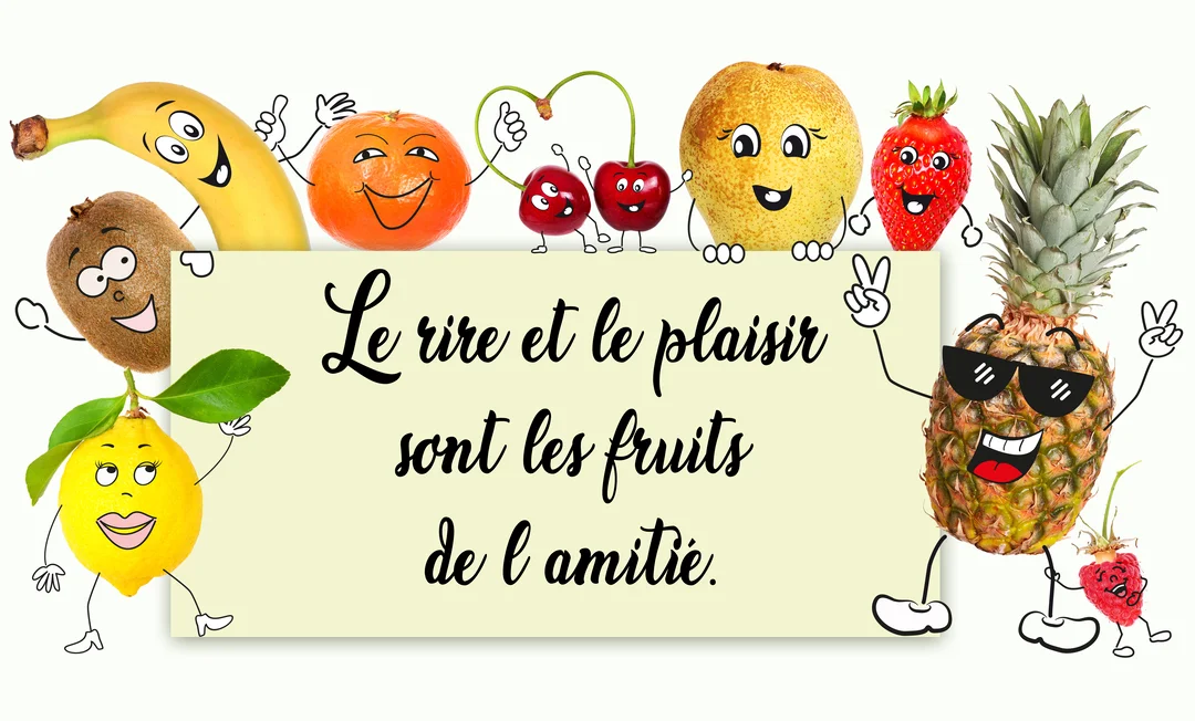 Une joyeuse troupe de fruits anthropomorphes avec des visages souriants tient une bannière célébrant l'amitié sur un fond blanc uni.