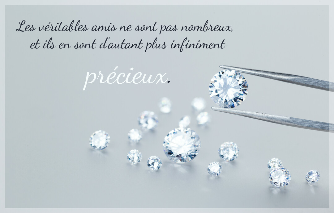 Sur un fond gris, une pince de joaillier tient un diamant étincelant au-dessus d'autres diamants de tailles diverses, avec un texte.