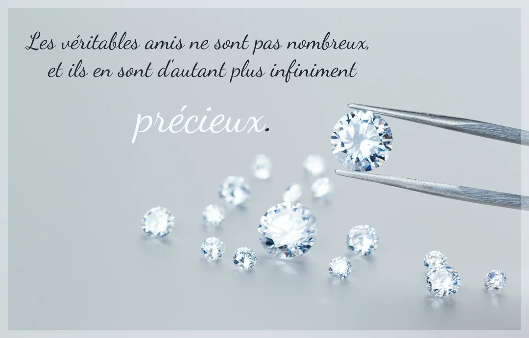 Sur un fond gris, une pince de joaillier tient un diamant étincelant au-dessus d'autres diamants de tailles diverses, avec un texte.