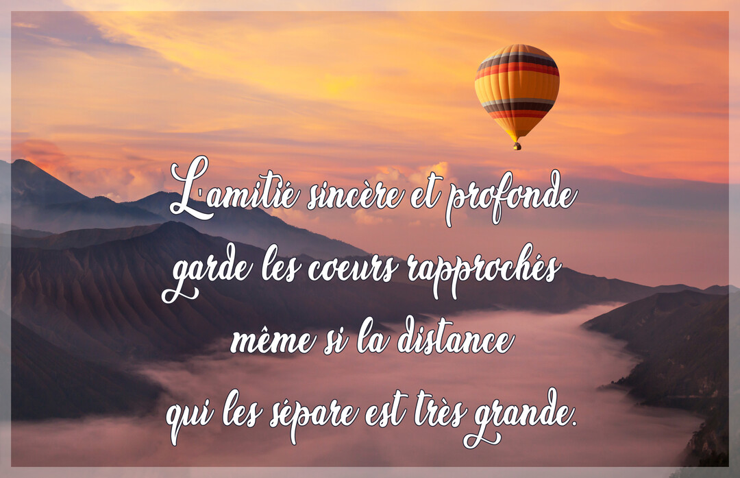 Une montgolfière colorée flotte dans un ciel crépusculaire au-dessus de montagnes enveloppées de brume, avec un texte poétique sur l'amitié superposé.