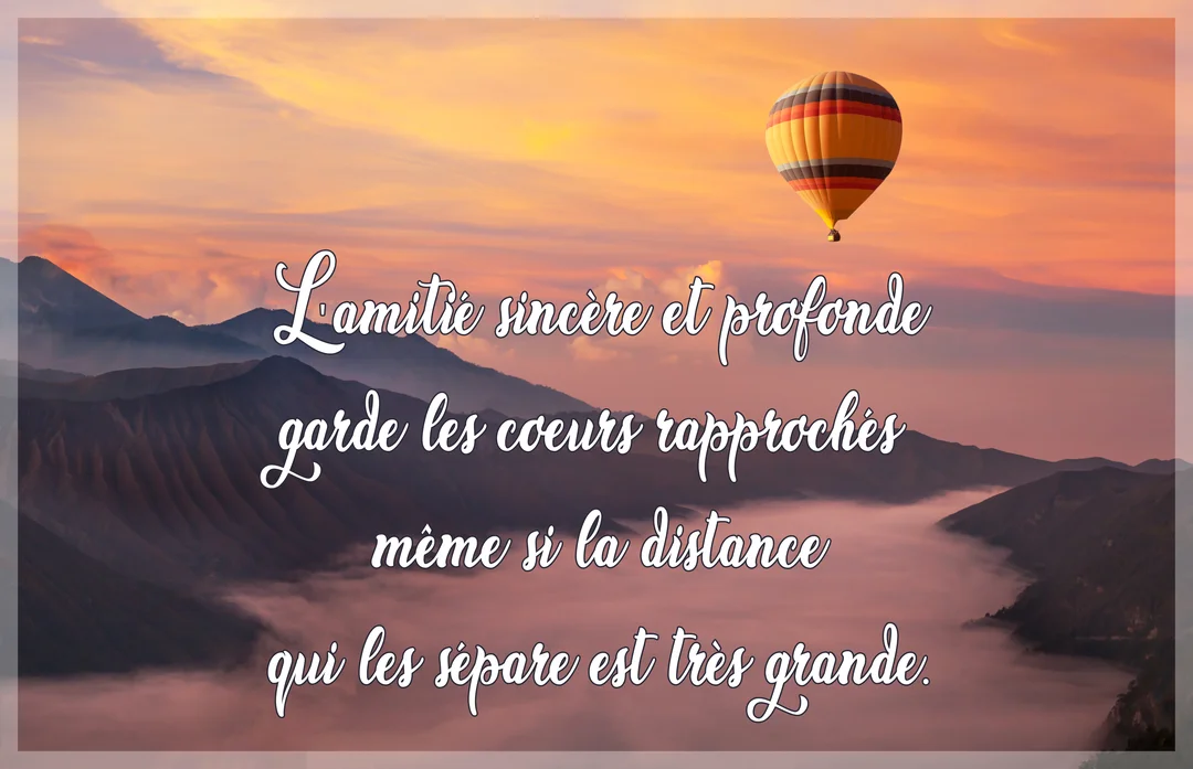 Une montgolfière colorée flotte dans un ciel crépusculaire au-dessus de montagnes enveloppées de brume, avec un texte poétique sur l'amitié superposé.