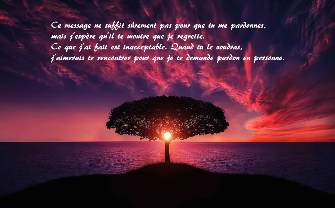 La silhouette d'un arbre se détache sur un ciel crépusculaire flamboyant, au-dessus d'une mer calme qui en reflète les couleurs intenses.