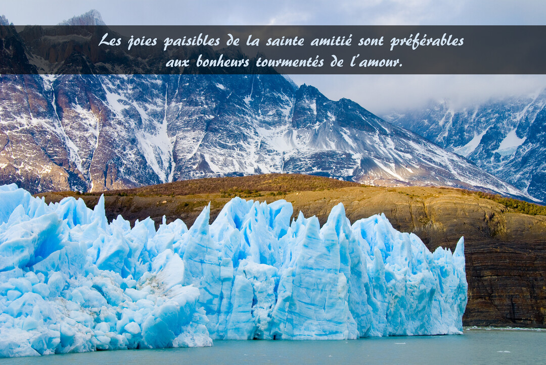 Une citation sur l'amitié et l'amour superposée sur une photographie d'un glacier majestueux au pied de montagnes enneigées et rocheuses.