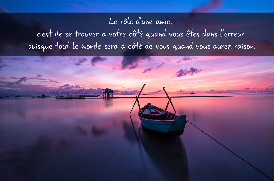 Une barque solitaire est amarrée sur une mer paisible, sous un ciel crépusculaire aux teintes roses, violettes et bleues intenses.