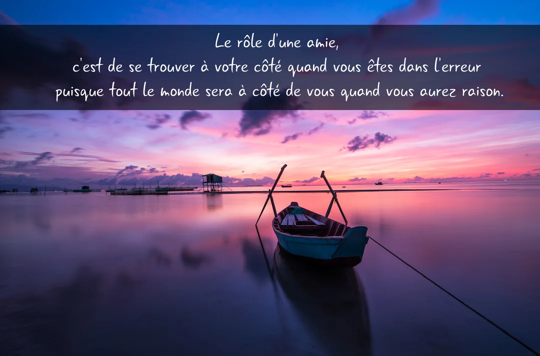 Une barque solitaire est amarrée sur une mer paisible, sous un ciel crépusculaire aux teintes roses, violettes et bleues intenses.