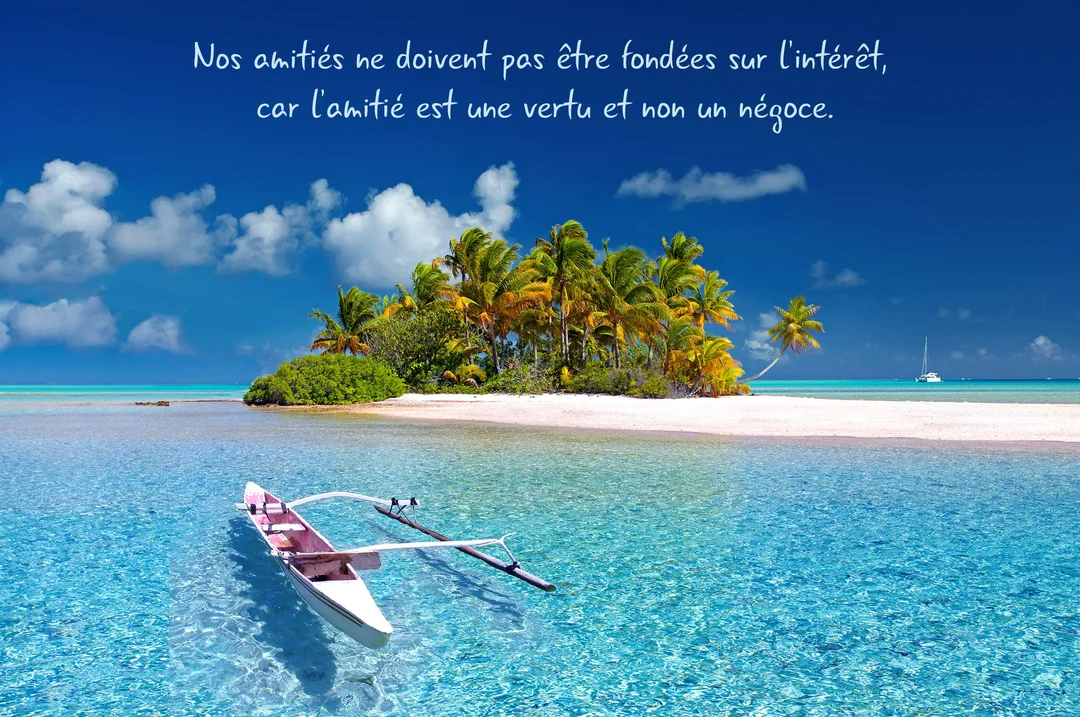 Paysage idyllique d'une île tropicale avec une pirogue au premier plan, surmonté d'une citation philosophique sur l'amitié.